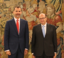 Don Felipe junto al presidente del Tribunal de Cuentas durante la audiencia